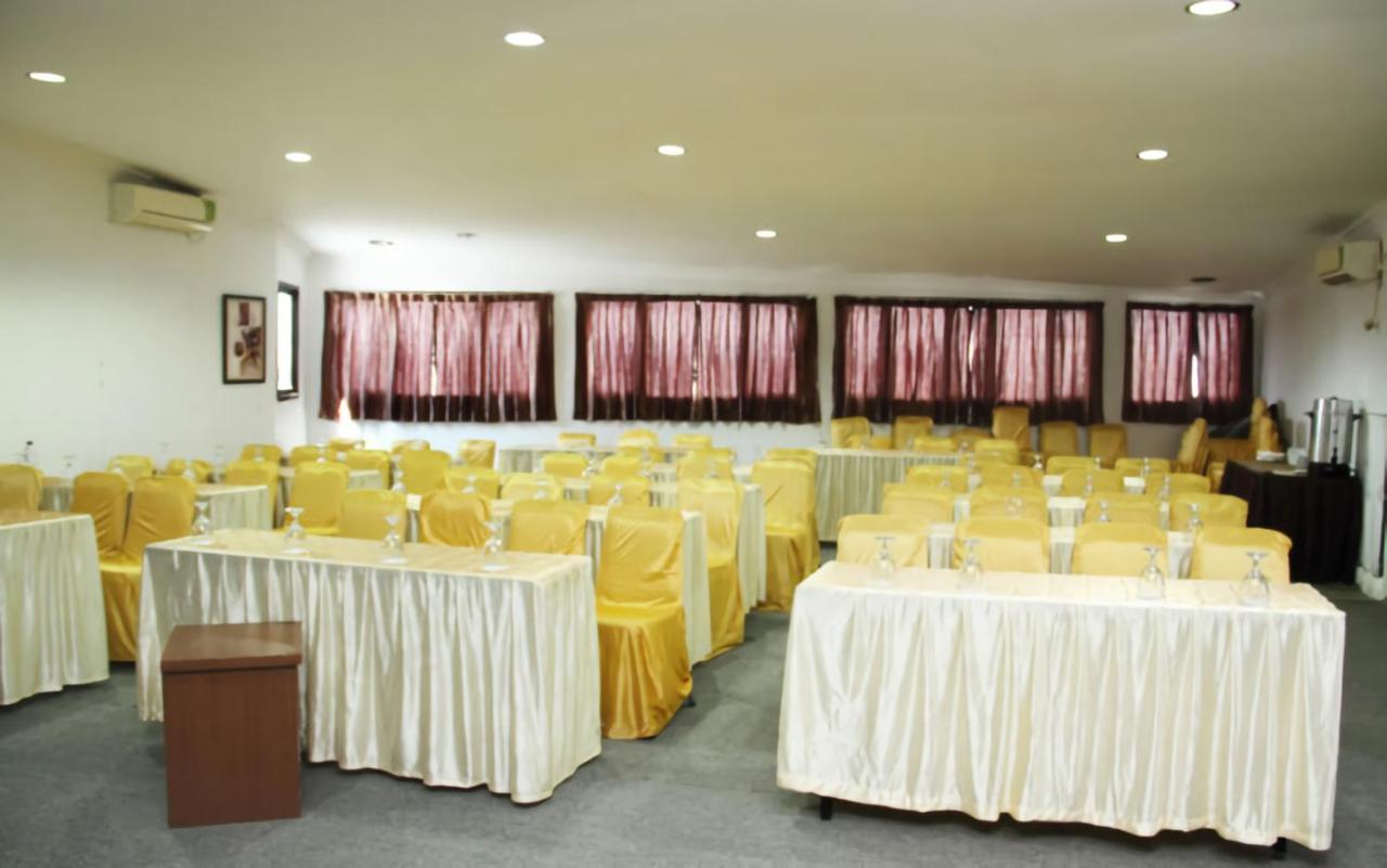 Al-Badar Hotel Syariah Макасар Экстерьер фото